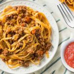 tallarines rojos con carne