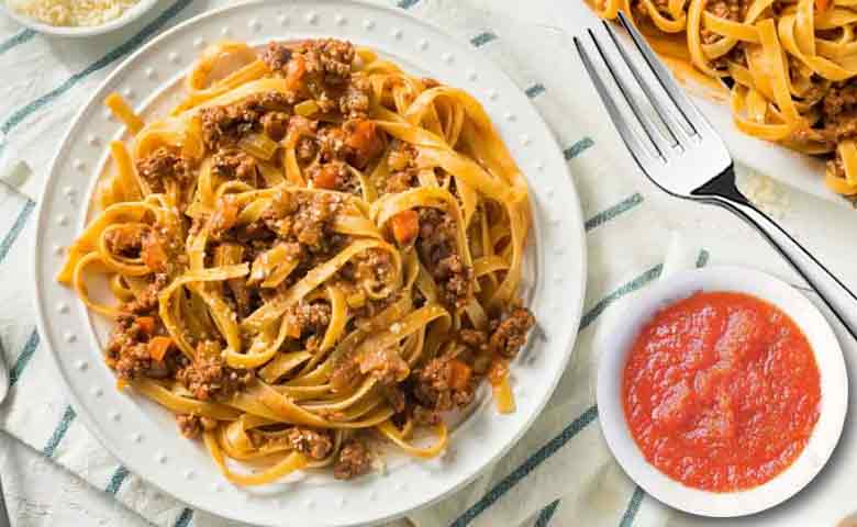tallarines rojos con carne
