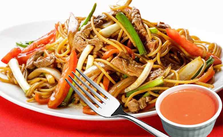 tallarin saltado peruano