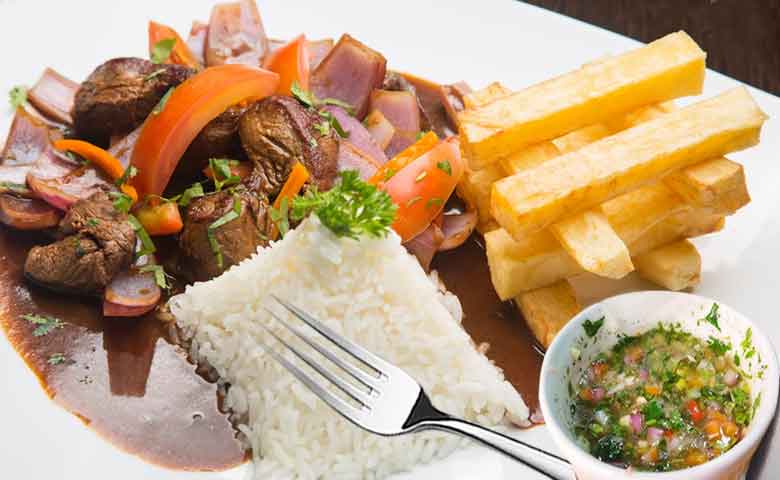 lomo saltado a la peruana