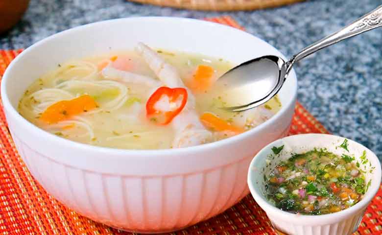 sopa de patas de pollo